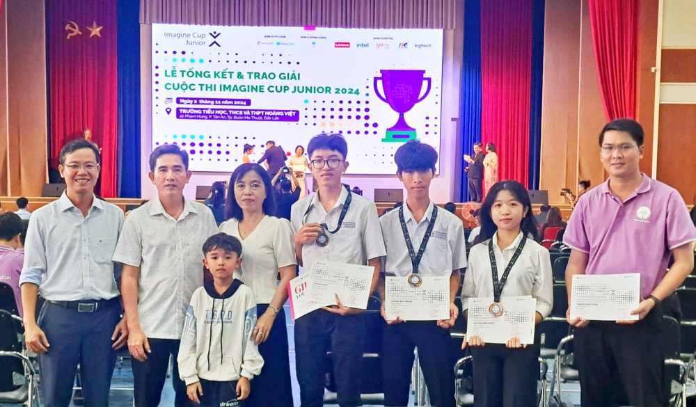 Trường phổ thông vẫn loay hoay phổ cập AI Thầy, trò và phụ huynh học sinh Trường THPT Võ Thành Trinh, tỉnh An Giang trong lễ trao thưởng cuộc thi Imagine Cup Junior 2024 - ẢNH: M.T.