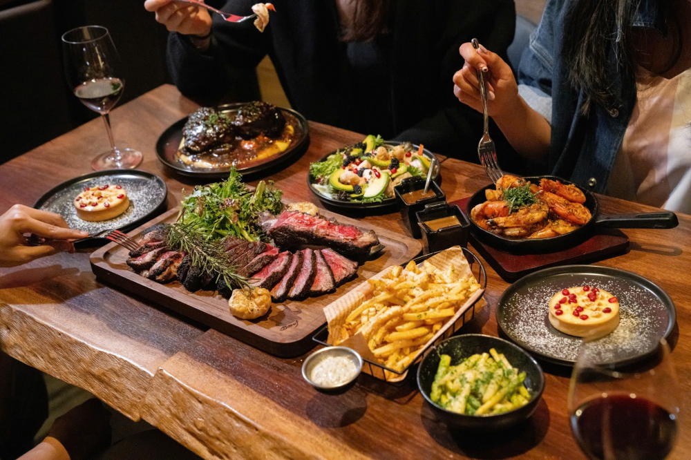 Tin vui cho các tín đồ mê thịt bò đến Singapore dịp này! Nhà hàng steak Boeuf Steakhouse sẽ tặng cho thực khách có vé concert một phần bánh Basque cheesecake khi gọi hai món chính bất kỳ. Boeuf Steakhouse tọa lạc ngay gần khu trung tâm tài chính, phục vụ rất nhiều loại thịt bò nổi tiếng trên thế giới, được người dân địa phương yêu thích nhờ món ăn ngon, nhưng giá cả phải chăng so với chất lượng. Địa chỉ: 159 Telok Ayer Street. Ảnh: Boeuf Steakhouse  