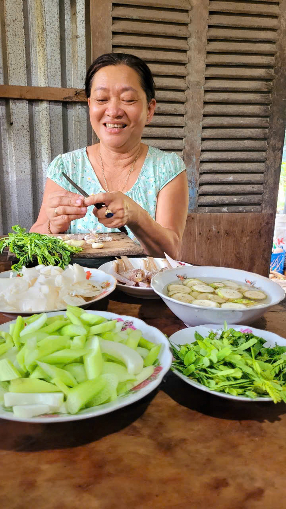 Đi chợ về, mẹ bày đồ ra nấu món canh chua cá nhét  - Ảnh do nhân vật cung cấp