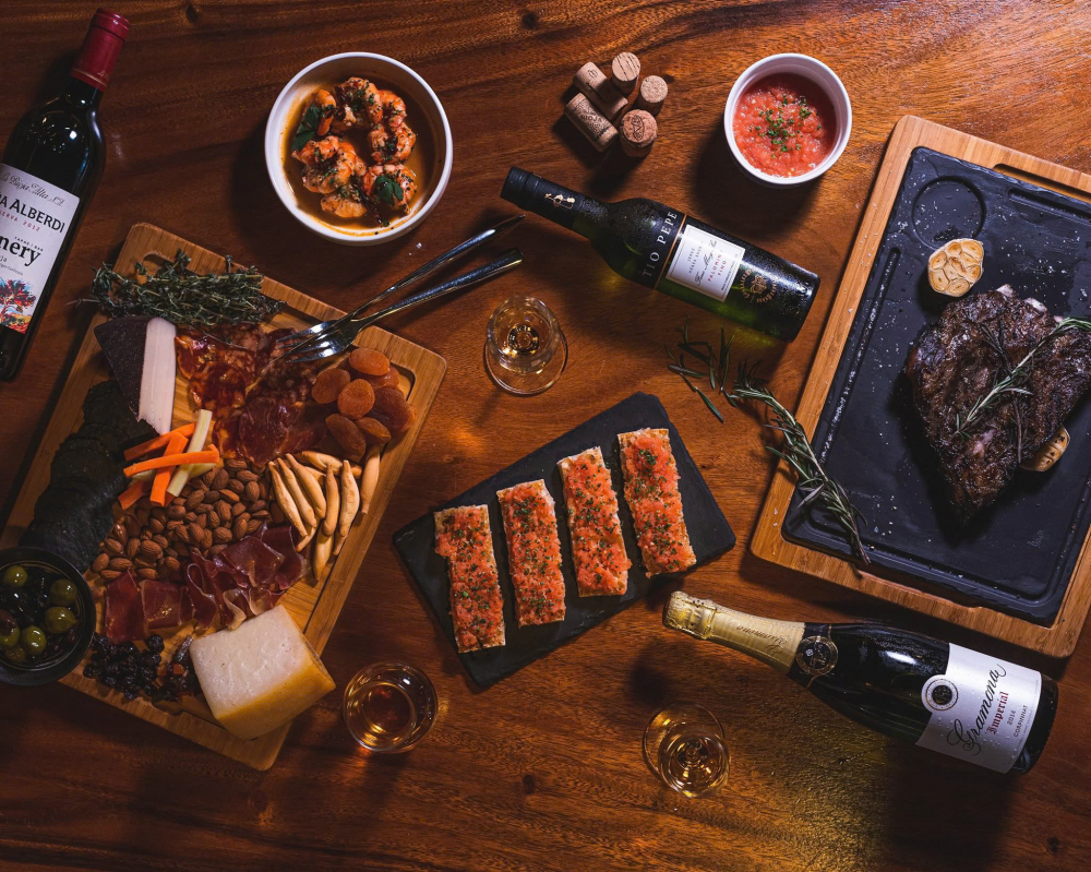 The Winery Tapas là một nhà hàng kiêm quán bar theo phong cách Tây Ban Nha, nổi tiếng với món ăn kiểu tapas và danh sách rượu vang phong phú.  Sau 10 giờ tối từ ngày 19 - 24/5, ”Little Monster” chỉ cần trình vé của các đêm diễn thì sẽ được tận hưởng ngay ưu đãi 15% của nhà hàng (Ảnh: The Winery Tapas).  Địa chỉ: 30 Victoria Street, #B1-05, CHIJMES