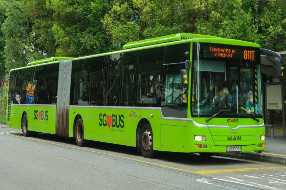 Hệ thống giao thông công cộng của Singapore gồm tàu điện ngầm và mạng lưới xe buýt phủ rộng khắp thành phố. Các ga đều có biển chỉ dẫn trực quan và các thông báo chi tiết bằng tiếng Anh, giúp các du khách, kể cả những người lần đầu đến Singapore có thể di chuyển dễ dàng đến địa điểm cần đến. Để thuận tiện nhất, bạn có thể sử dụng ứng dụng gothere.sg hay MyTransport.SG để tìm các tuyến xe dễ dàng. Hơn nữa, hầu hết các điểm tham quan nổi tiếng chỉ cách ga tàu điện ngầm hay bến xe buýt một đoạn đi bộ ngắn, nên việc lựa chọn di chuyển bằng phương tiện công cộng sẽ rất thuận tiện và tiết kiệm với du khách. Little Monster” có thể cân nhắc mua Ezlink simcard 2in1, vừa là sim điện thoại có thể nghe gọi và dùng mạng được, vừa là thẻ thông hành sử dụng được cho cả tàu điện và xe buýt. Thẻ này cũng có hạn sử dụng lâu, nên bạn có thể giữ lại để dùng cho chuyến du lịch tiếp theo. Còn nếu không muốn sử dụng thẻ Ezlink, bạn vẫn có thể dùng thẻ visa hay master để trả phí tại hệ thống giao thông công cộng của Singapore. (Ảnh: Land Transport Authority) 