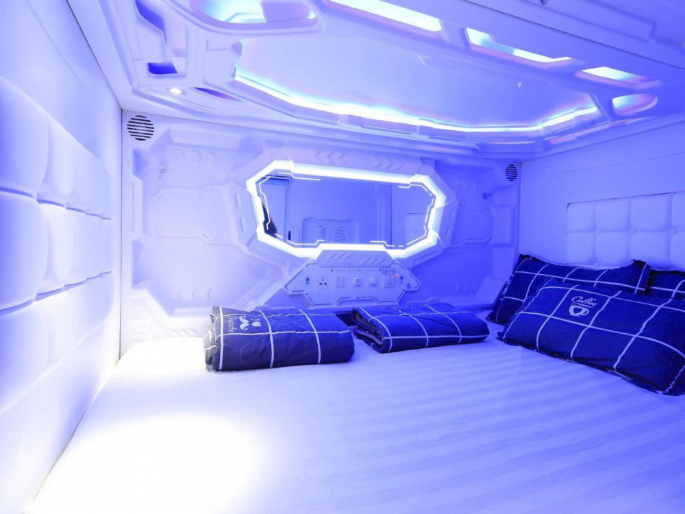 Tọa lạc ngay khu trung tâm, khách sạn con nhộng SpacePod Lavender được rất nhiều du khách lựa chọn vì sự tiện lợi thoải mái và giá cả phải chăng. Phòng con nhộng của SpacePod Lavender được thiết kế như không gian phi thuyền với đầy đủ tiện nghi gồm gương, cổng USB, ổ cắm điện, hệ thống điều khiển ánh sáng và nhiệt độ theo sở thích. Phòng tắm chung của khách sạn thường xuyên được dọn dẹp sạch sẽ và trang bị đầy đủ nước nóng, khăn tắm và xà phòng. Khách sạn còn có nhiều không gian sinh hoạt chung để bạn có thể dễ dàng làm quen, kết nối với những du khách khác trong thời gian lưu trú. (Ảnh: Hostel Spacepod@Lavender Singapore)  Địa chỉ: 111J King George's Ave