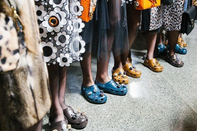 Trong khi những đôi boots cao su từ các nhà mốt lớn thường đi kèm mức giá khá cao, thì dép Crocs lại nổi bật như một lựa chọn thông minh nhờ sự tiện dụng và giá trị thực tế. Với mức giá chỉ từ 300.000 đồng, Crocs là món đồ lý tưởng phù hợp cho các lứa tuổi và những ai đang sống ở thành phố có khí hậu ẩm ướt, nơi mưa gió thường xuyên bất ngờ xuất hiện. Chất liệu Croslite mang đến cảm giác thoáng, mềm mại, đây sẽ là lựa chọn lý tưởng để bạn mang đi học, đi chơi mà không phải lo lắng về độ bền của dép.