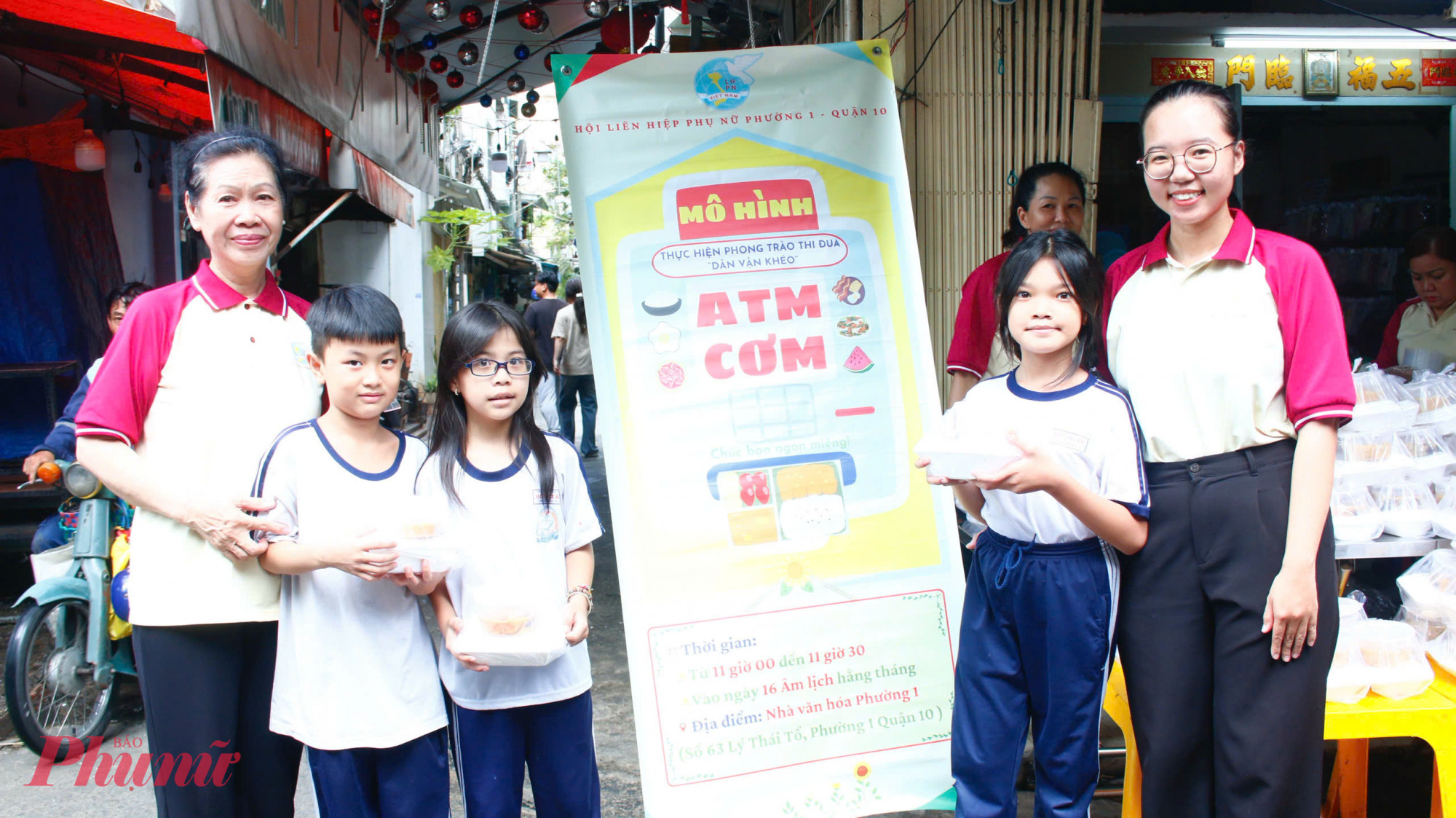 Sau giờ tan học, nhiều em học sinh cũng ghé qua nhận những suất cơm yêu thương