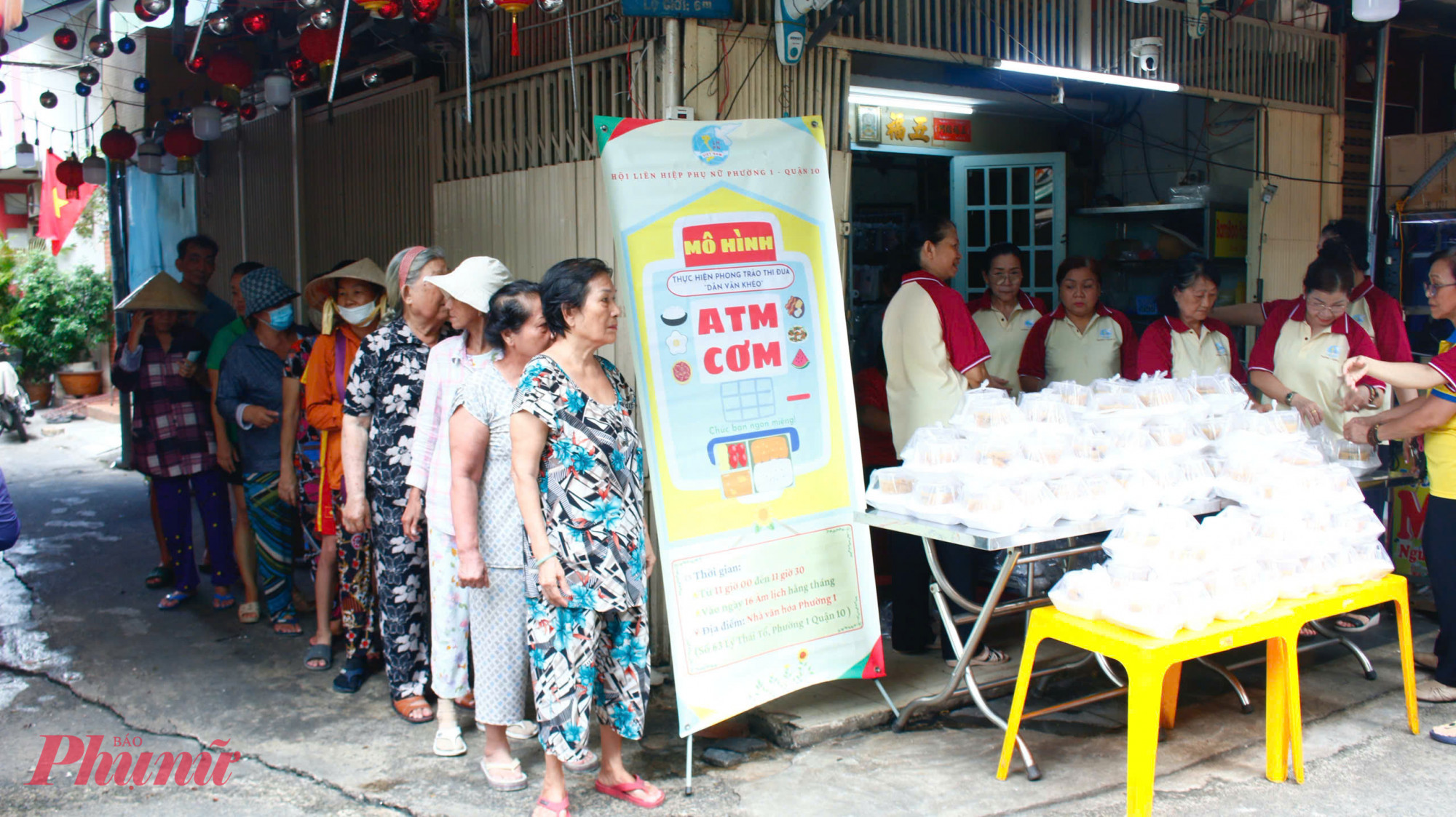 Dù  11g mới phát cơm, nhưng từ sớm có đông đảo người dân có hoàn cảnh khó khăn trật tự xếp hàng chờ đến lượt nhận cơm. Từ người lao động nghèo, người khuyết tật, bán vé số đến học sinh  ai cần đều có thể đến nhận.