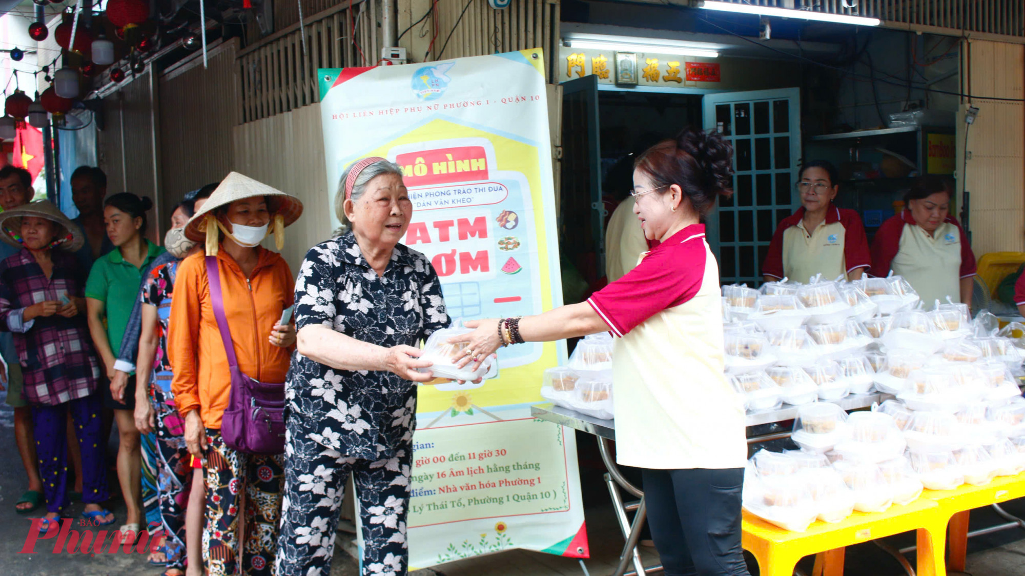 Địa điểm phát cơm cũng được tổ chức linh hoạt, luân phiên tại nhiều nơi như nhà văn hóa, các khu phố… nhằm thuận tiện cho người dân trong khu vực đến nhận.