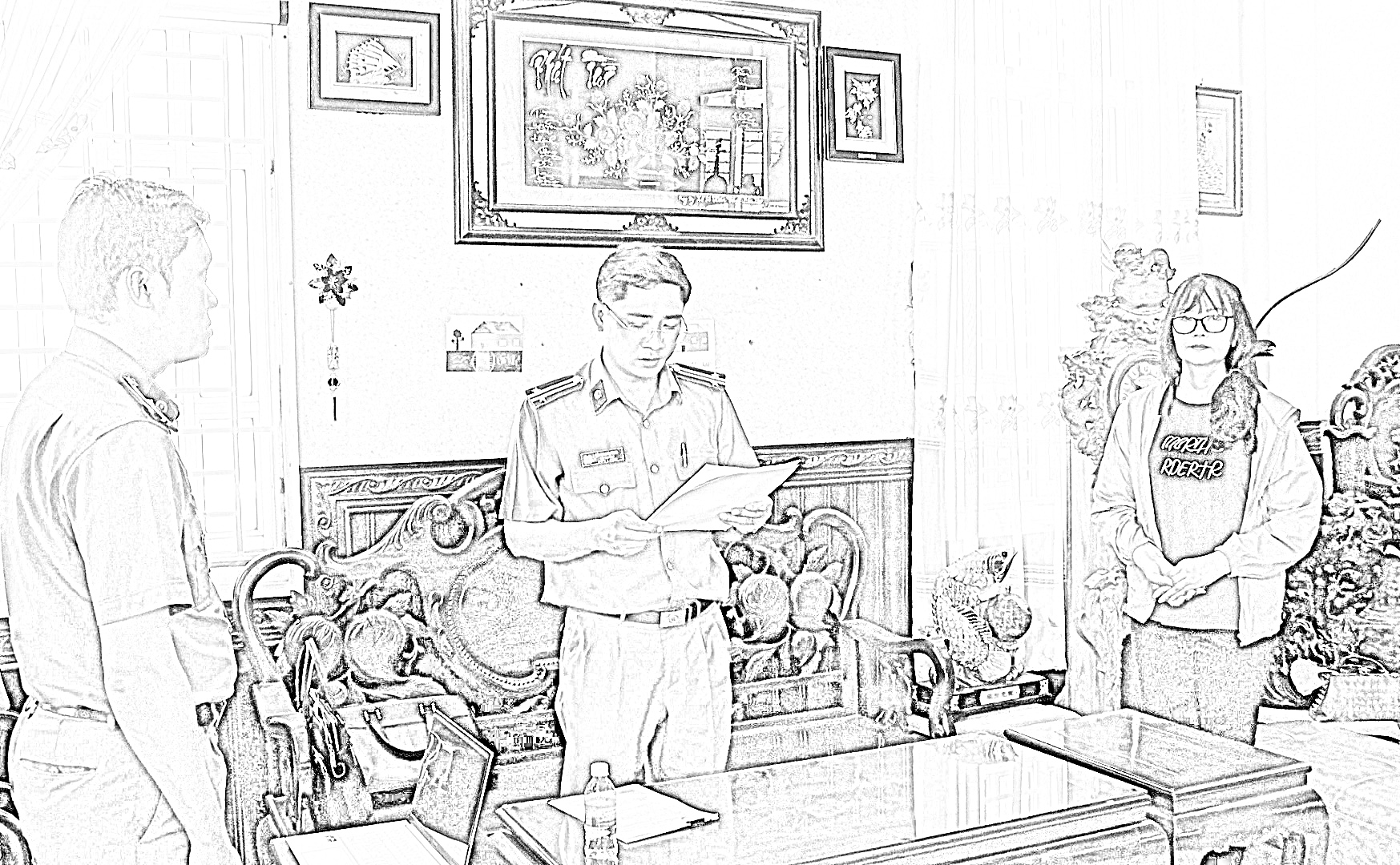 Cơ quan công an tống đạt quyết định tố tụng đối với bà Thúy. Ảnh CTV