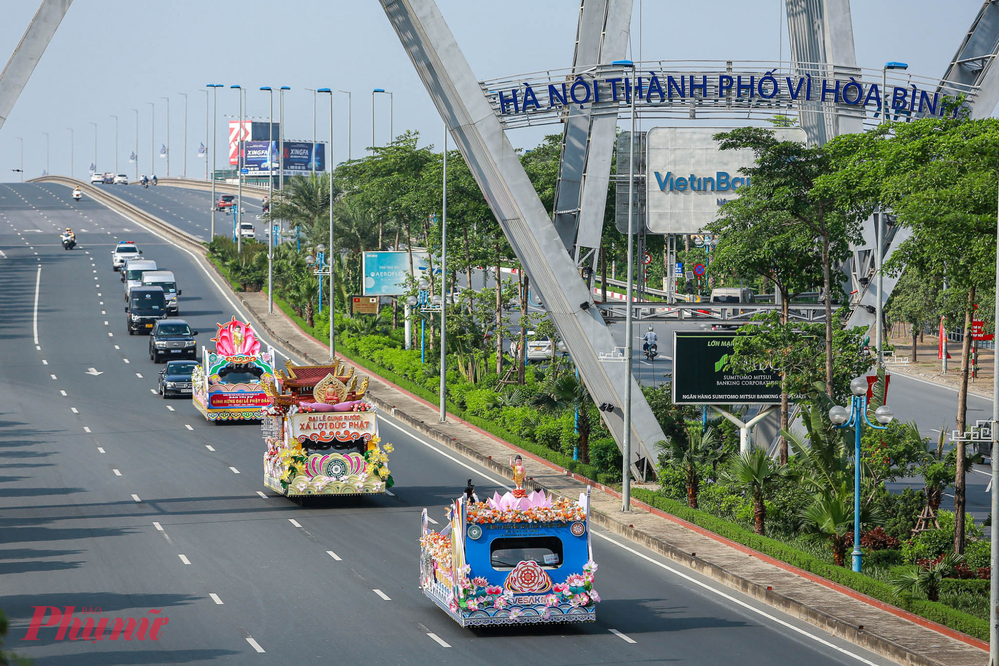 Đoàn cung rước xá lợi Phật trên cao tốc Nội Bài - Nhật Tân hướng về trung tâm thành phố.