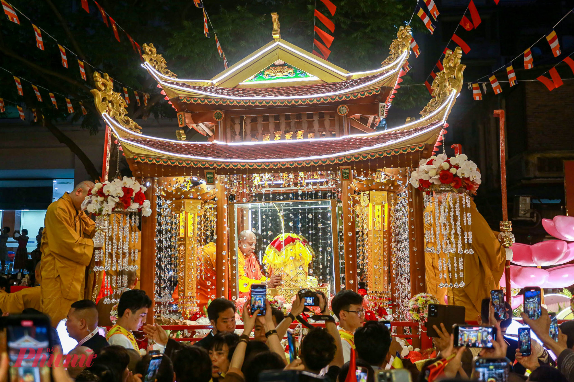 Đoàn bắt đầu khởi hành từ chùa Quán Sứ.