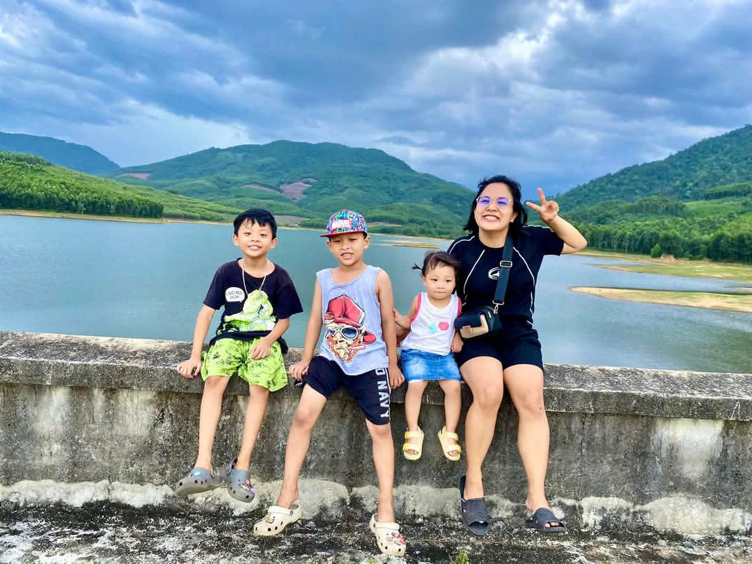 Câu chuyện tình yêu: Chuyện tình đơm hoa từ lời mai mối Anh chị luôn tổ chức cho các con những chuyến đi khám phá thiên nhiên (ảnh do nhân vật cung cấp)