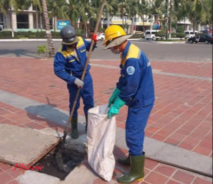 Nhân viên Công ty Thoát nước và Xử lý nước thải Đà Nẵng xử lý tắc nghẽn ở tuyến cống thoát