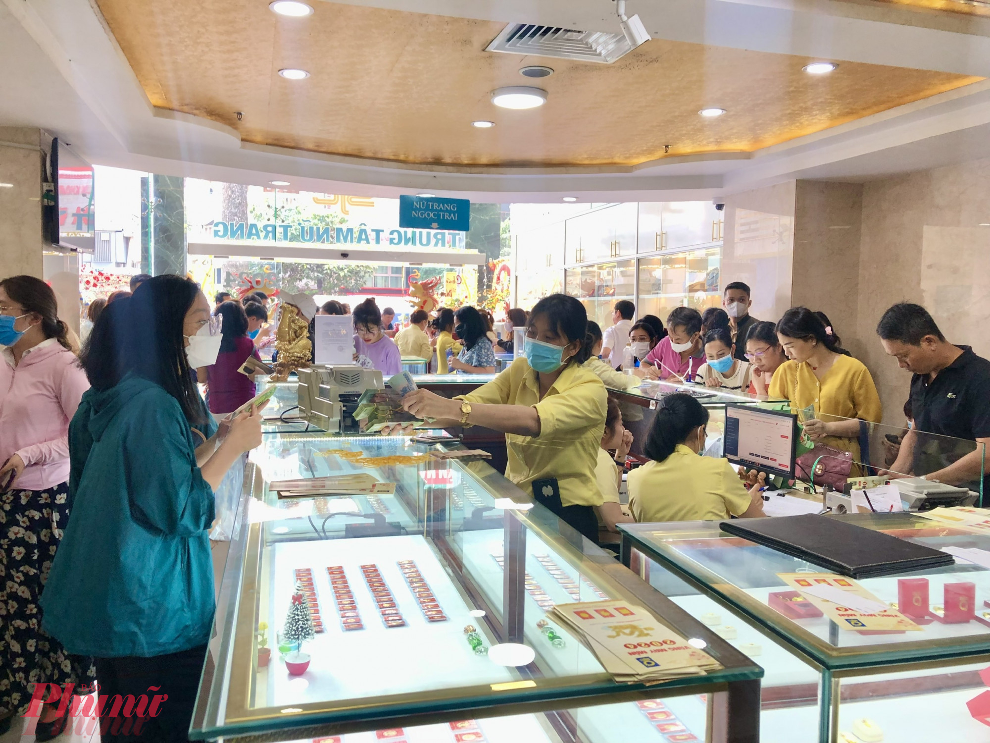 Giá vàng giảm gần 3 triệu đồng/lượng do ảnh hưởng đà giảm từ giá vàng thế giới - Ảnh: Thanh Hoa