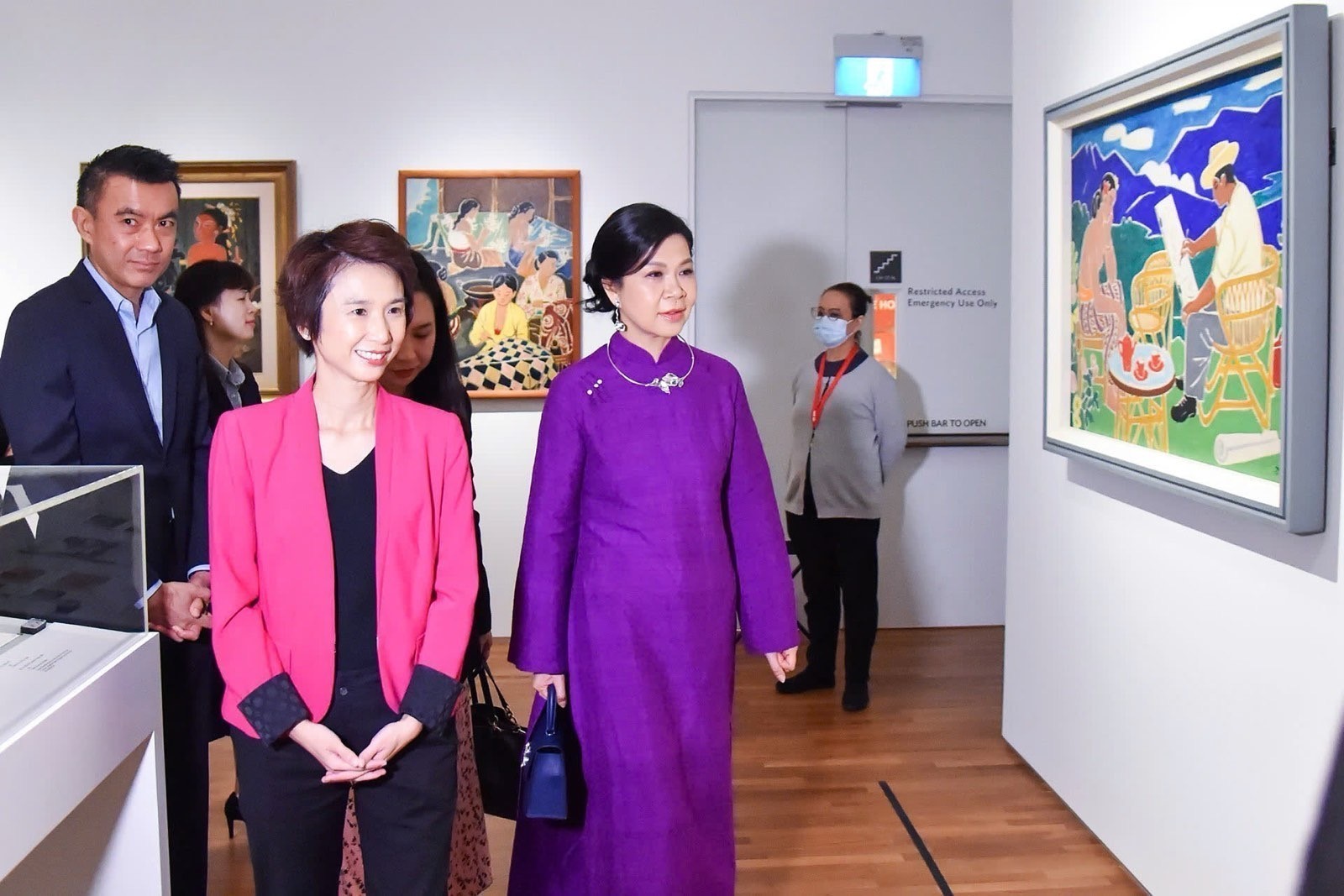 Cũng tại Singapore, Phu nhân Ngô Phương Ly rạng rỡ trong bộ áo dài màu tím sánh bước cùng với Quốc vụ khanh Singapore Low Yen Ling đã đến thăm Bảo tàng tranh quốc gia Singapore - Ảnh: TTXVN