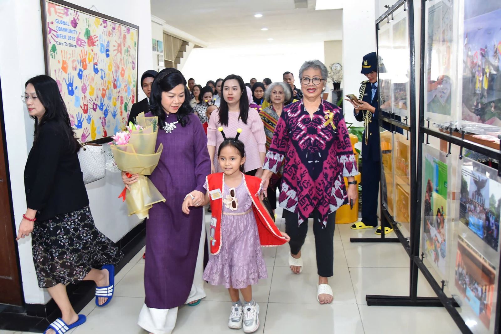 trong khuôn khổ chuyến thăm cấp Nhà nước Indonesia của Tổng Bí thư Tô Lâm và Phu nhân cùng Đoàn đại biểu cấp cao Việt Nam, trong các ngày 10 - 11/3, Phu nhân Ngô Phương Ly đã có cuộc gặp gỡ, trao đổi với bà Rany Khem, Phu nhân Tổng Thư ký ASEAN Kao Kim Hourn và đến thăm Tổ chức Chăm sóc trẻ em ung thư Indonesia (YKAKI).