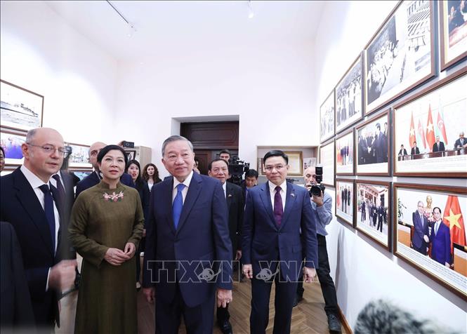 trong khuôn khổ chuyến thăm cấp Nhà nước tới Cộng hòa Azerbaijan, trưa 8/5 (giờ địa phương), Tổng Bí thư Tô Lâm và Phu nhân Ngô Phương Ly cùng Đoàn đại biểu cấp cao Việt Nam đã dự Lễ Khánh thành Phòng Lưu niệm Chủ tịch Hồ Chí Minh với ngành Dầu khí Việt Nam – Azerbaijan tại Trường Đại học Dầu mỏ và Công nghiệp Quốc gia Azerbaijan, ở thủ đô Baku.