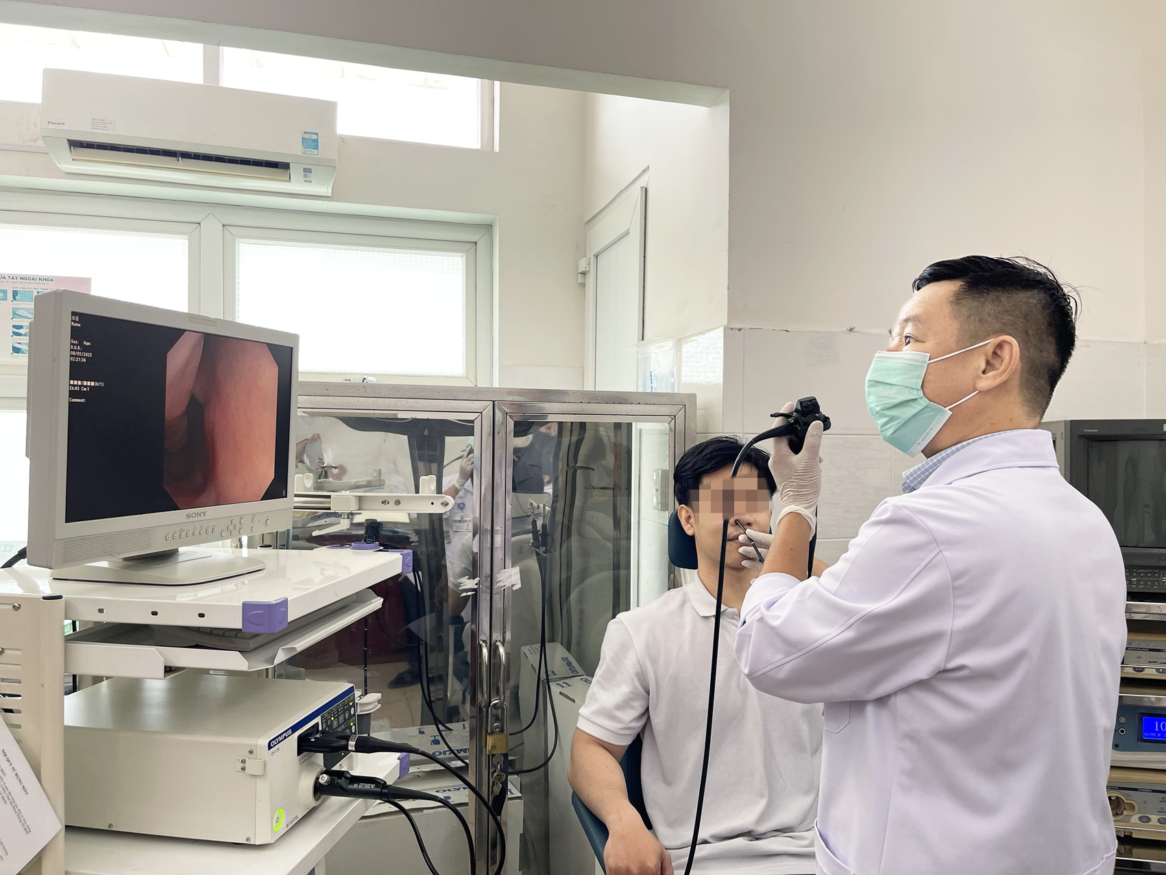 Bác sĩ Trương Hoàng Việt đang khám cho bệnh nhân bị viêm mũi xoang tại Bệnh viện Thống Nhất 