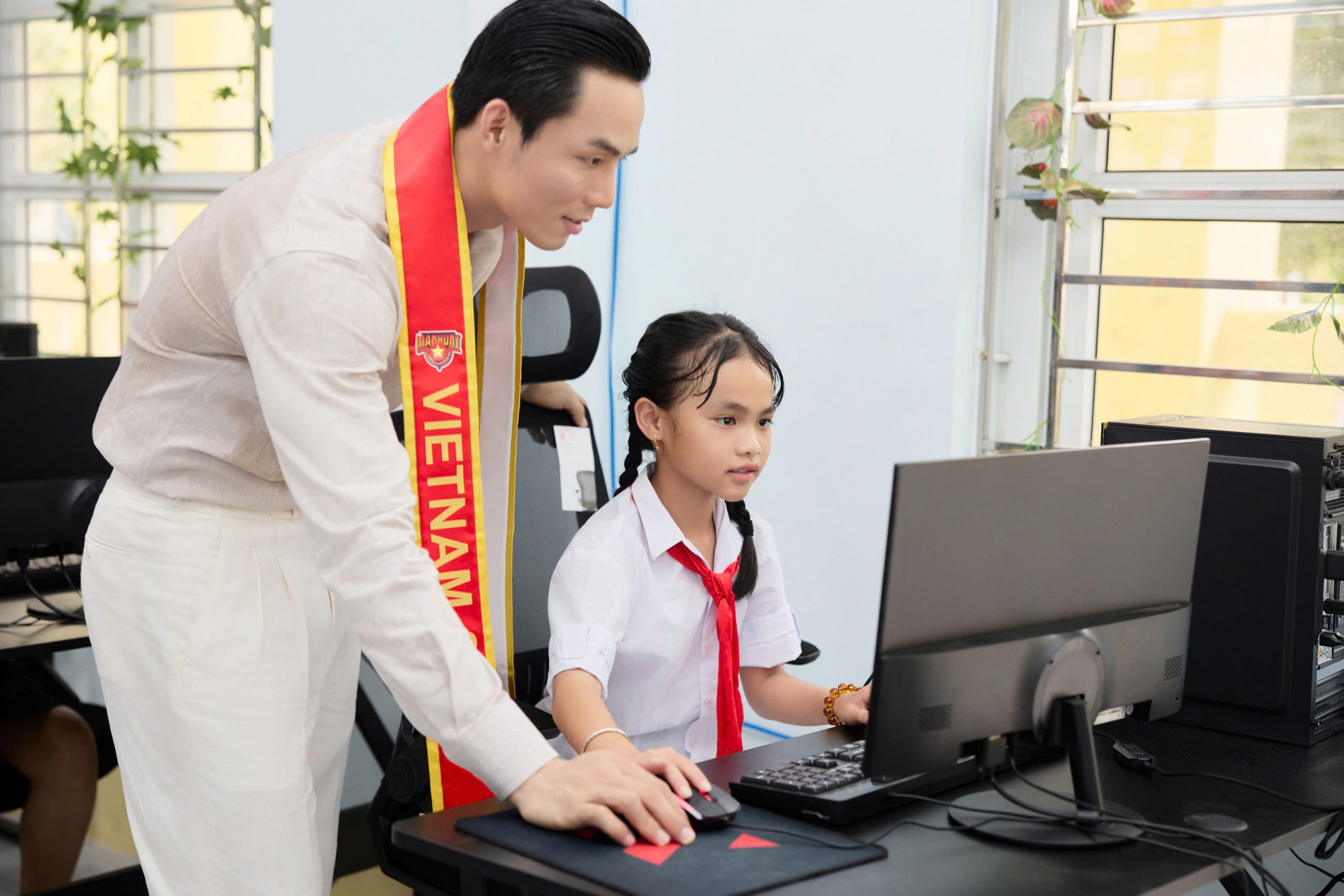 Á vương cuộc thi Hoà bình Quốc tế 2022 - Vũ Linh hướng dẫn học sinh thao tác
