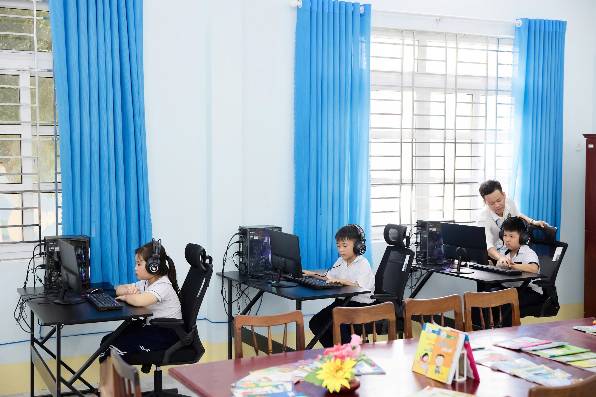 Thầy, cô hướng dẫn học sinh làm quen với thiết bị và phần mềm trong thư viện chuyển đổi số.