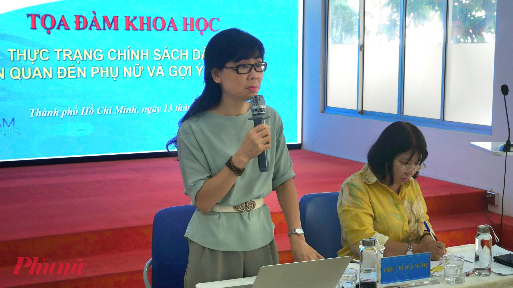 Bà Đào Thị Vi Phương - Phó trưởng ban Chính sách - Luật pháp Hội LHPN Việt Nam (bìa trái) và bà Trần Thị Huyền Thanh - Phó Chủ tịch Hội LHPN TPHCM (bìa phải) đồng chủ trì tọa đàm