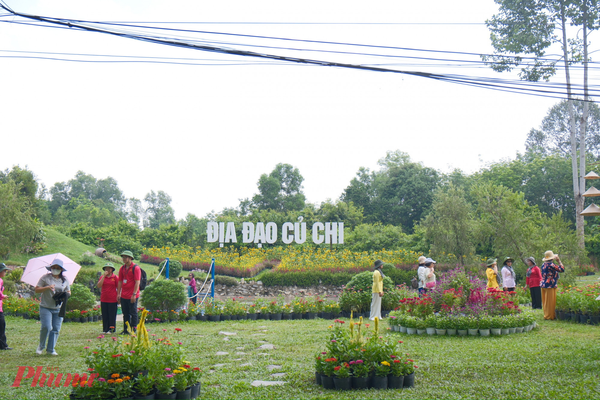 Đã đến với Củ Chi thì bạn nên dành một chút thời gian khám phá địa đạo Củ Chi. Cách trung tâm TPHCM khoảng 70km về hướng Tây Bắc, địa đạo sở hữu hệ thống đường hầm dài gần 250km, là cứ địa vững chắc của Khu ủy Quân khu, Bộ tư lệnh Sài Gòn - Gia Định, góp phần không nhỏ vào công cuộc thống nhất đất nước.
