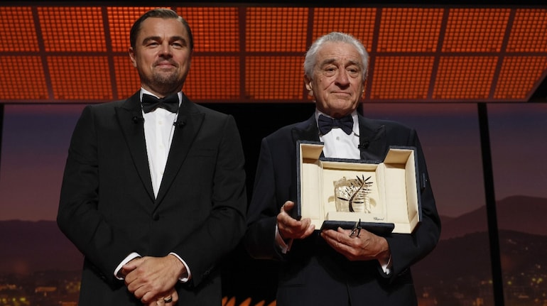 Tài tử Leonardo DiCaprio trao tặng giải Cành cô vàng danh dự cho Robert De Niro (phải)