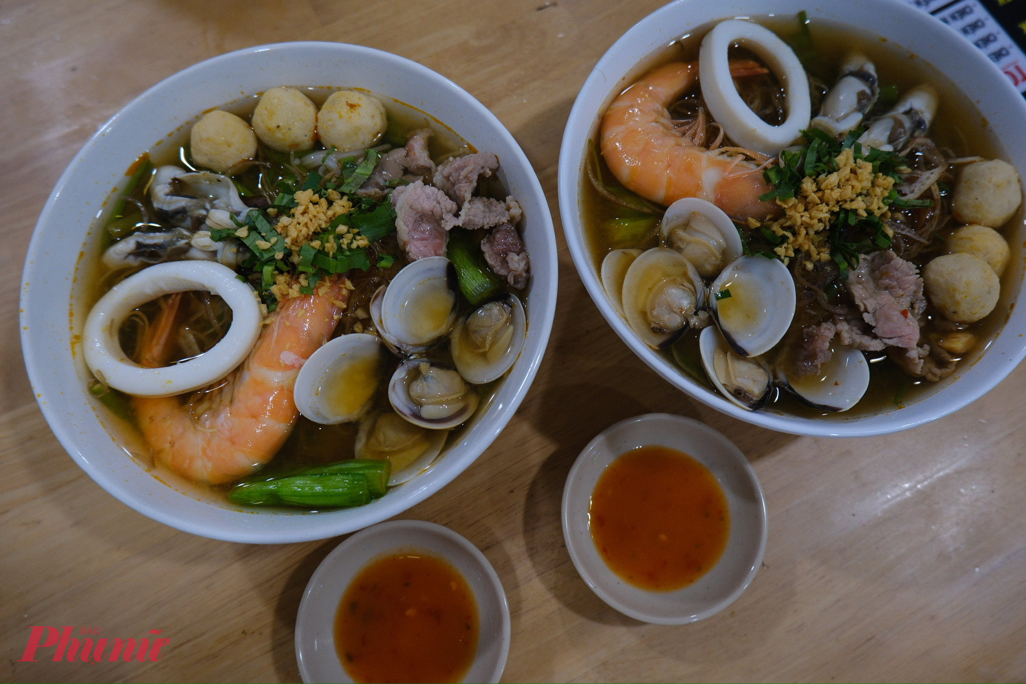 Bạn có thể chọn dùng bữa trưa tại đây, với một tô bún Thái 'giá cả phải chăng đầy ắp những loại hải sản tươi ngon. Thực khách tại quán đều bị ấn tượng bởi hương vị đậm đà của bún, các loại topping hòa quyện cùng các loại nước chấm đặc trưng tạo nên một trải nghiệm ẩm thực thú vị