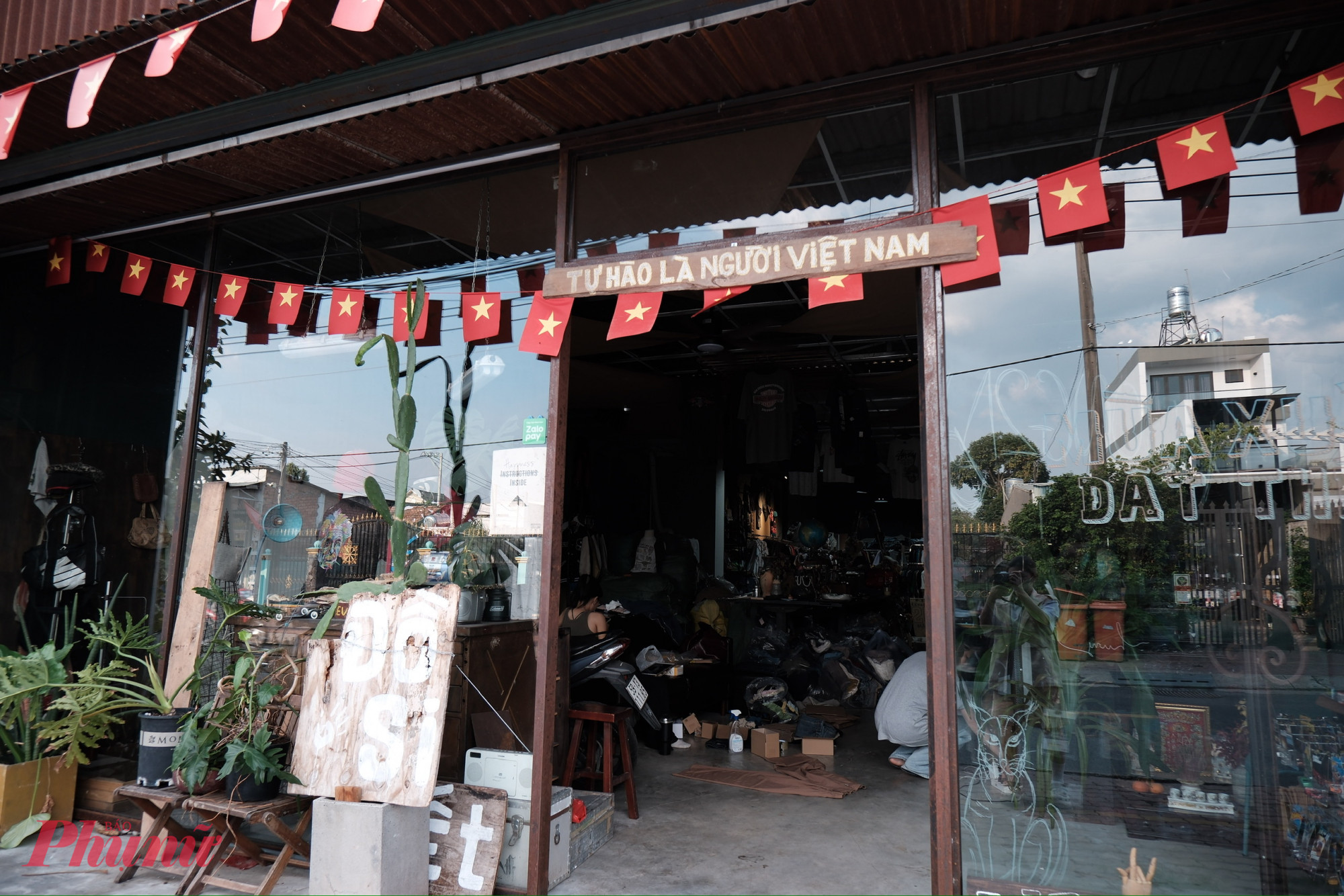 Còn nếu bạn muốn tìm một không gian yên tĩnh mang hơi hướng cổ điển để nghỉ ngơi, mua sắm thì Huong2nd là địa điểm mà bạn nên thử ghé qua. Với phong cách trang trí vừa cổ điển, vừa hiện đại sẽ mang đến những góc check-in vô cùng chất lượng.