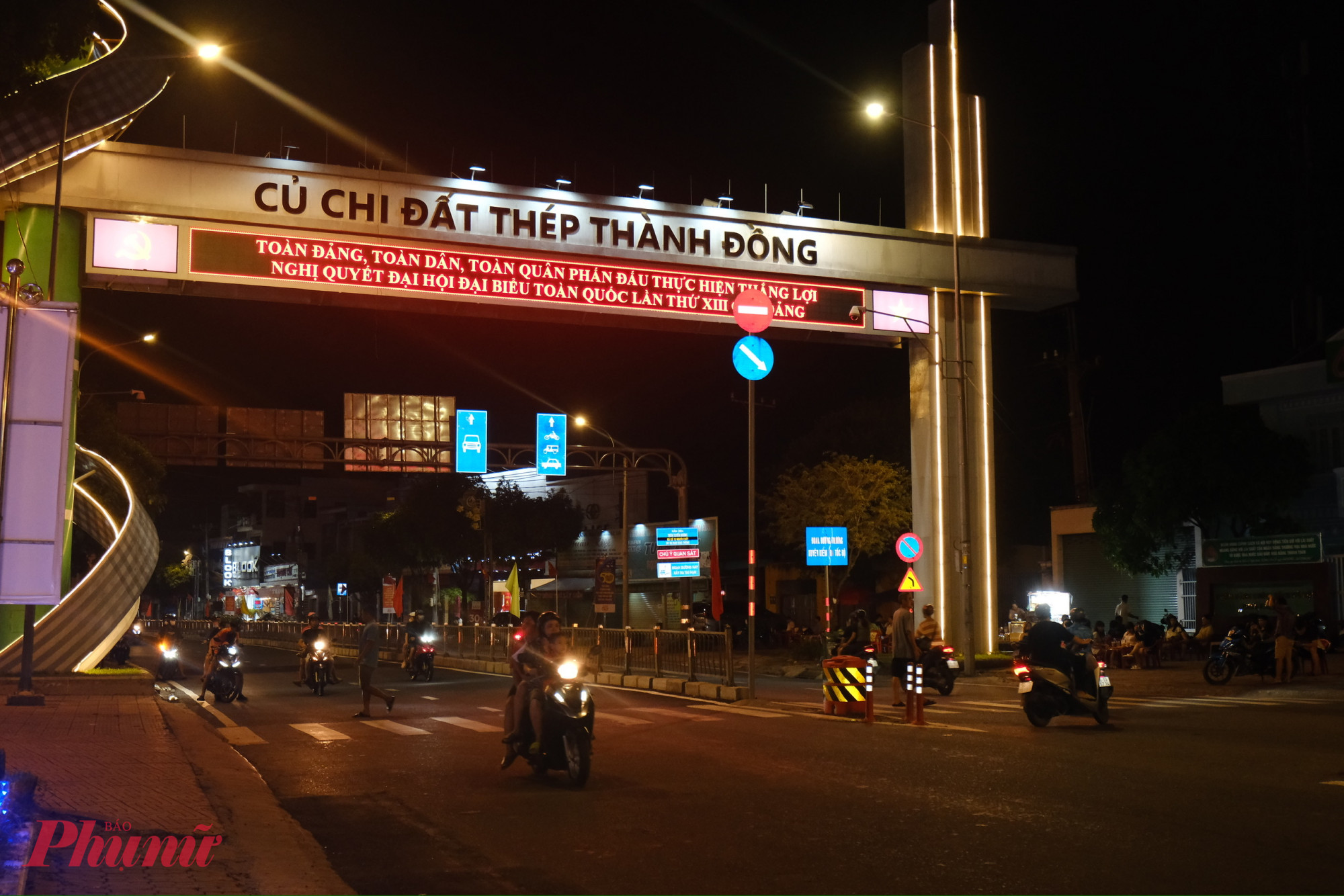 Khi bạn đã nghỉ ngơi xong thì vào buổi chiều, tối tại Củ Chi là thời điểm thích hợp để bạn có thể dạo quanh những cung đường với những hàng quán nhộn nhịp, ghé qua những công viên, trung tâm văn hóa để khám phá thêm về lịch sử nơi đây.