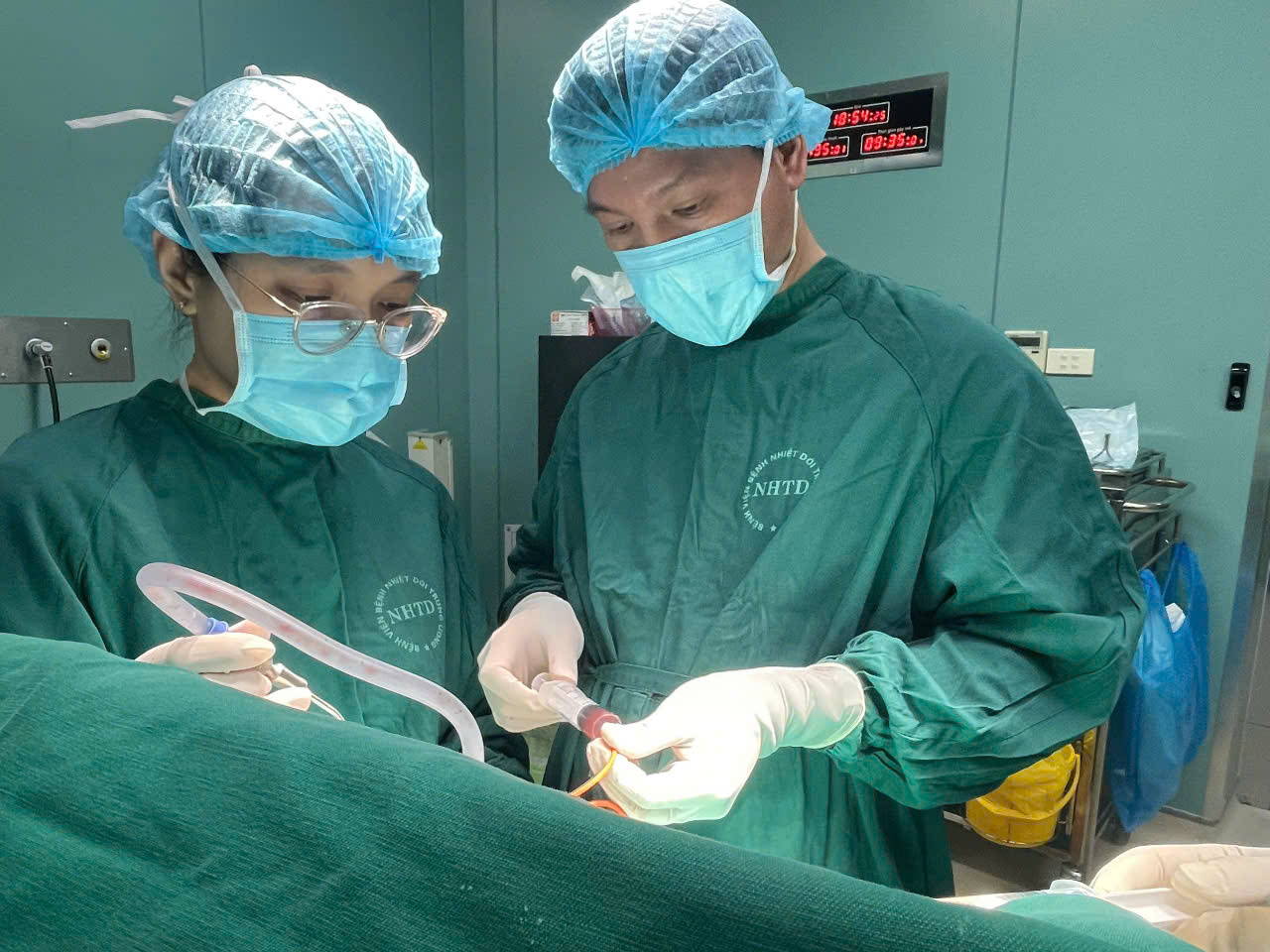 Các bác sĩ thực hiện ca phẫu thuật mổ não thức tỉnh - ảnh: BVCC