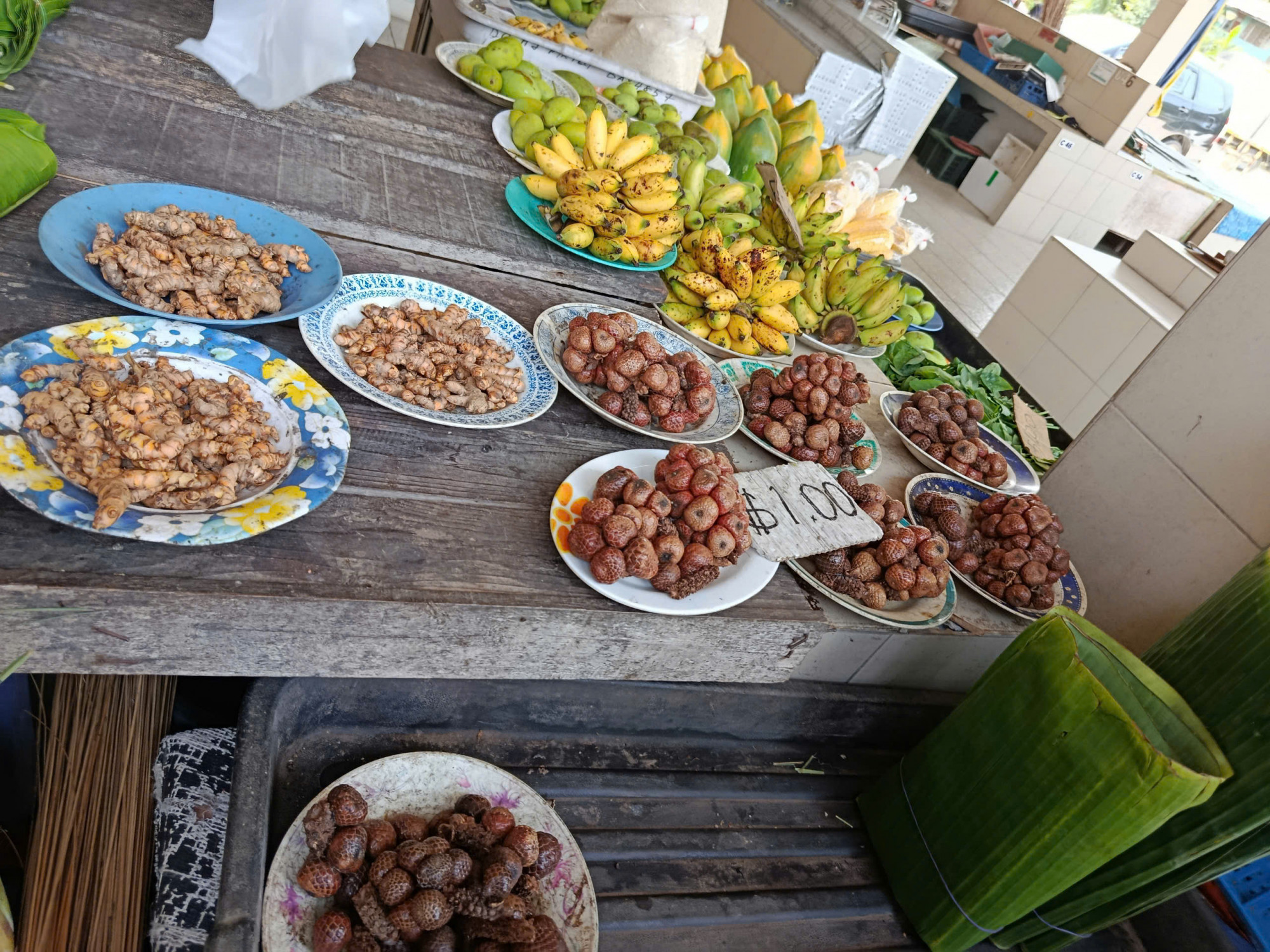 Các loại trái cây được bày biện trông đẹp mắt. Ảnh: Trinh Huỳnh.