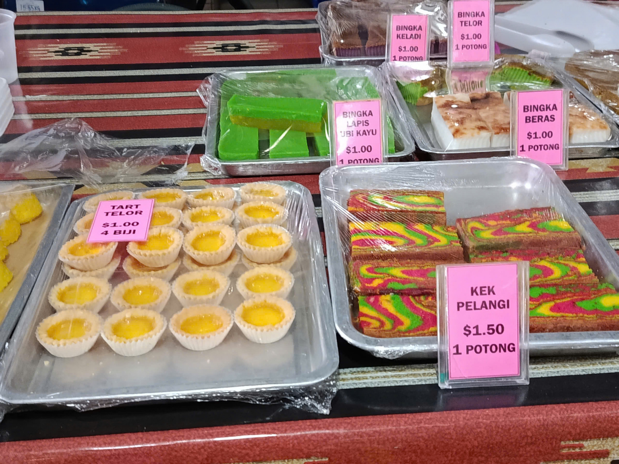 Các loại bánh truyền thống đa dạng và nhiều màu sắc. Ảnh: Trinh Huỳnh