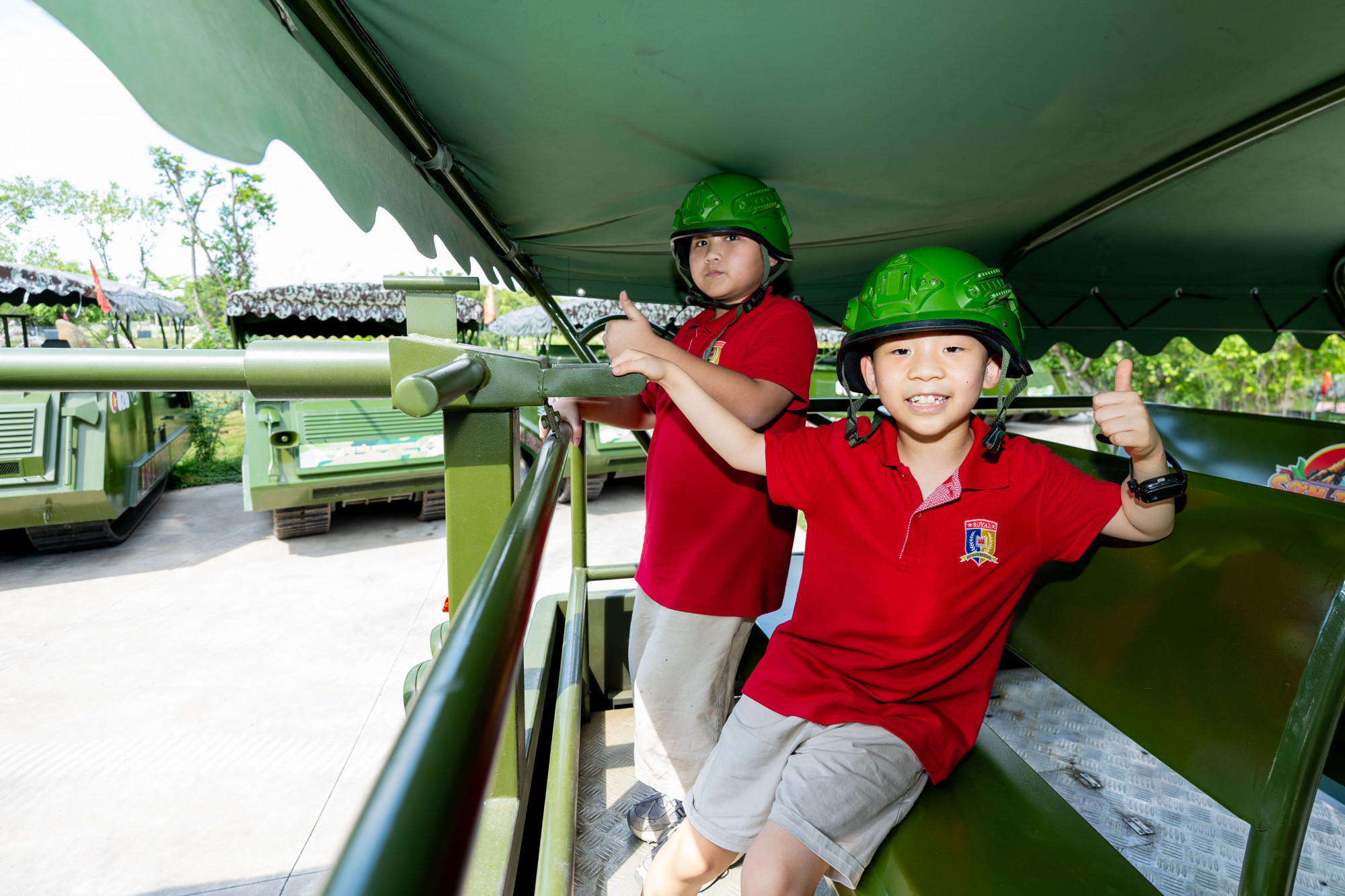 Hoạt động dã ngoại ở Royal School là hành trình “khoác vai nhau” khám phá những điều mới mẻ trong cuộc sống - Ảnh: Royal School