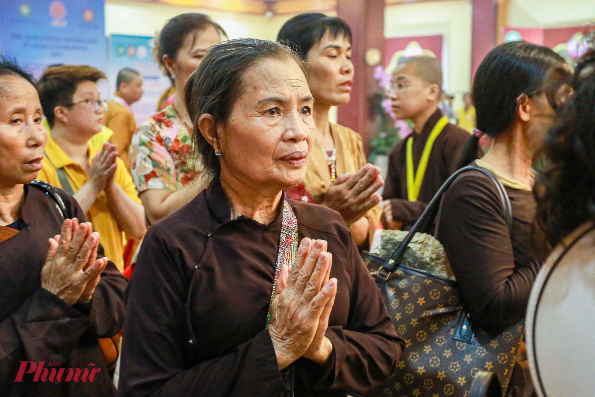 Phật tử thành kính chiêm bái xá lợi Phật.