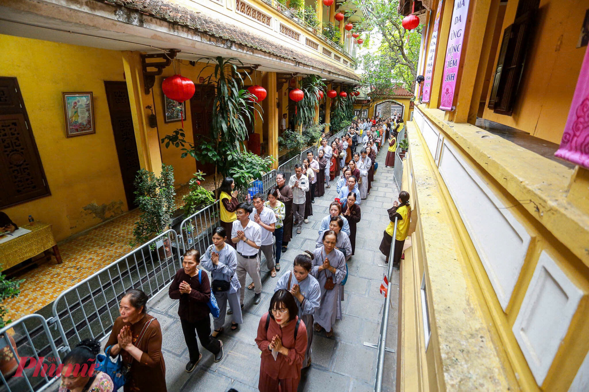 Dù dòng người rất đông nhưng an ninh ổn định, người dân cùng Phật tử trang nghiêm, thành kính xếp hàng để vào trong khu vực đặt xá lợi Phật.