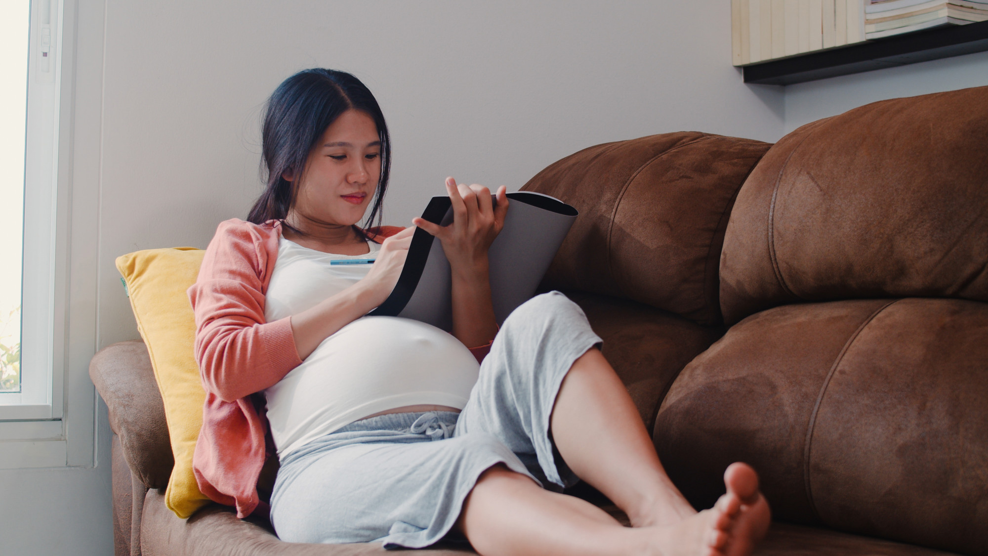 Mẹ bầu mang áp lực bài toán chi tiêu và những lời đồn thổi mê tin vô căn cứ. Ảnh minh họa Freepik