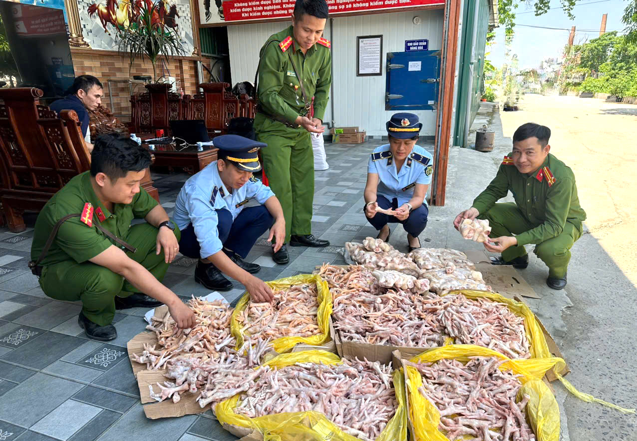 Gần nửa tấn chân gà, đuôi heo không rõ nguồn gốc bị tạm giữ - Ảnh: Văn Chung
