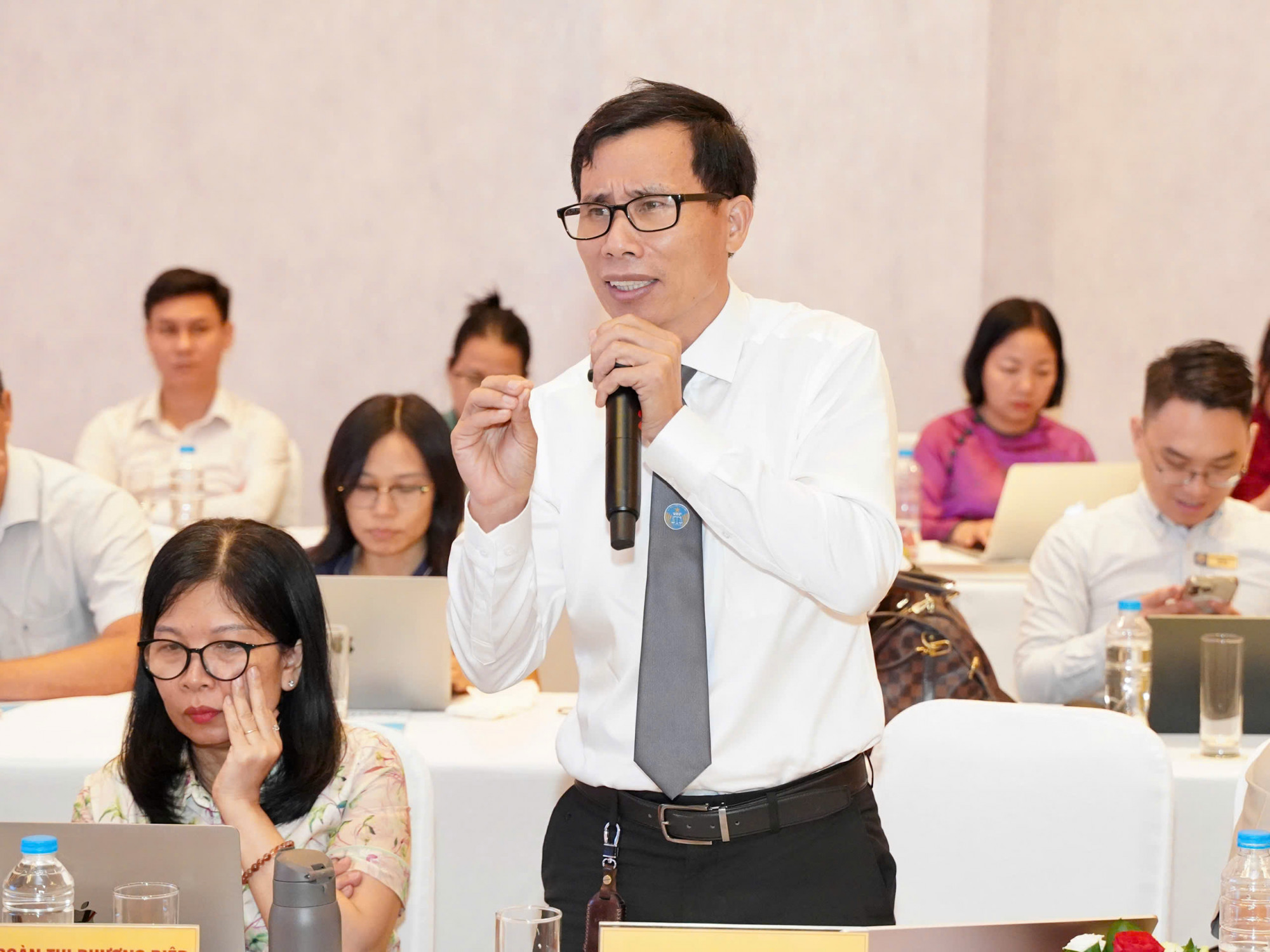 Luật sư Lê Văn Hoan đang trình bày tham luận.