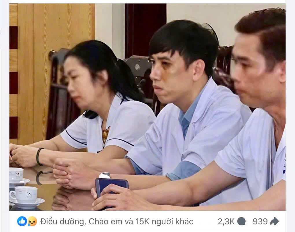 Bức ảnh nhân viên y tế bị người nhà bệnh nhân bạo hành với mắt bầm đen, sưng húp đang được lan truyền mạnh mẽ trên mạng xã hội. Ảnh chụp từ FB