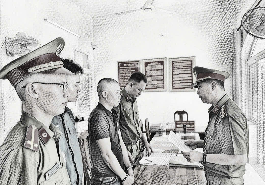 Công an đọc lệnh khởi tố và bắt tạm giam bị can_Ảnh: CACC