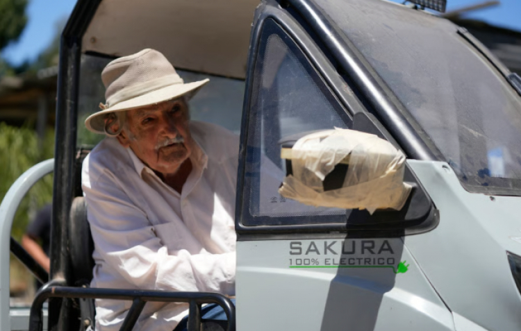 Ông Jose Mujica lái một chiếc xe điện tại trang trại của mình ở Montevideo, Uruguay, vào tháng Hai. Ảnh: Tân Hoa Xã