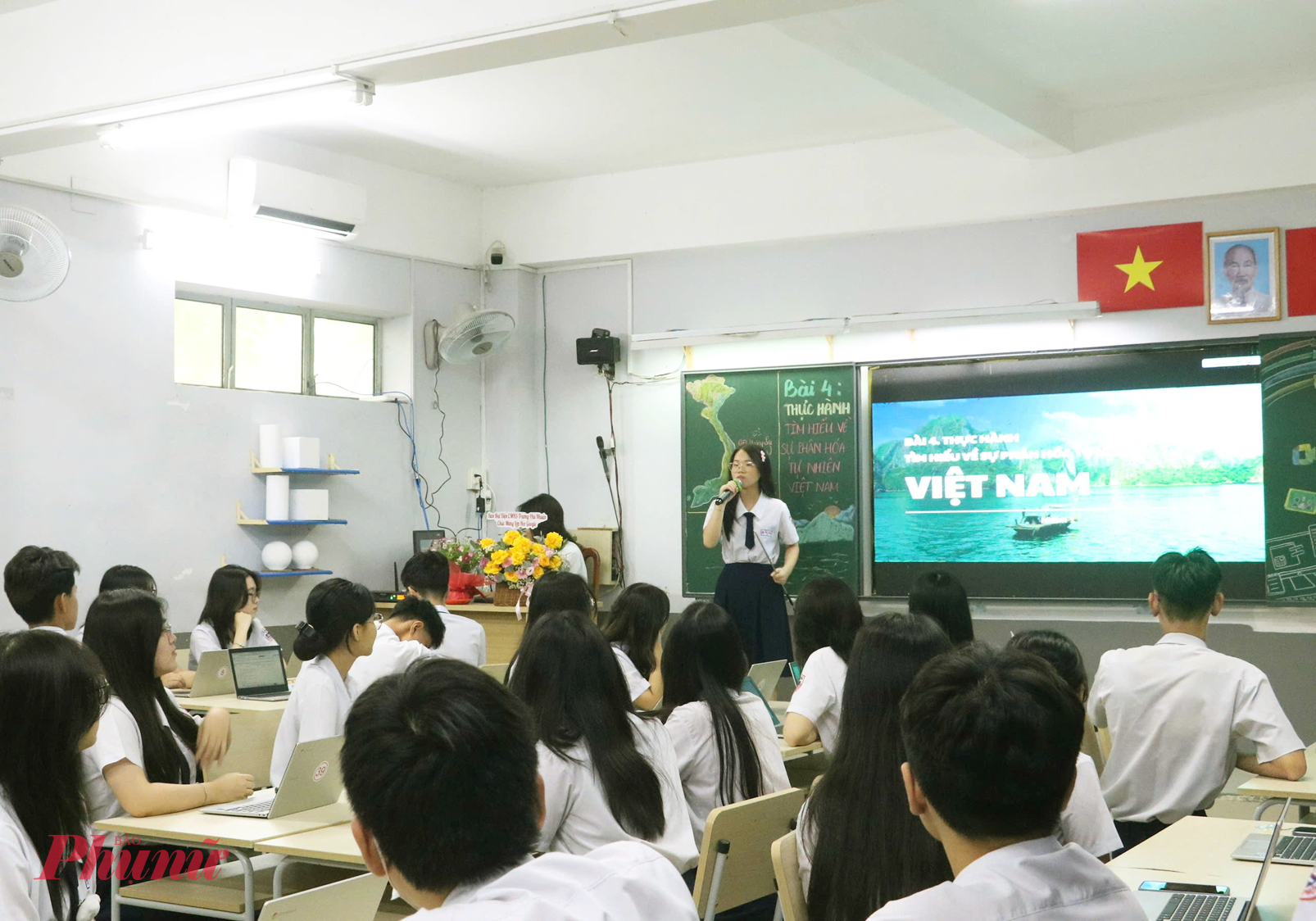 Học sinh lớp Mười hai A16 Trường THPT Phú Nhuận (TPHCM) học môn địa lý với sự hỗ trợ của các ứng dụng số - Ảnh: Trang Thư