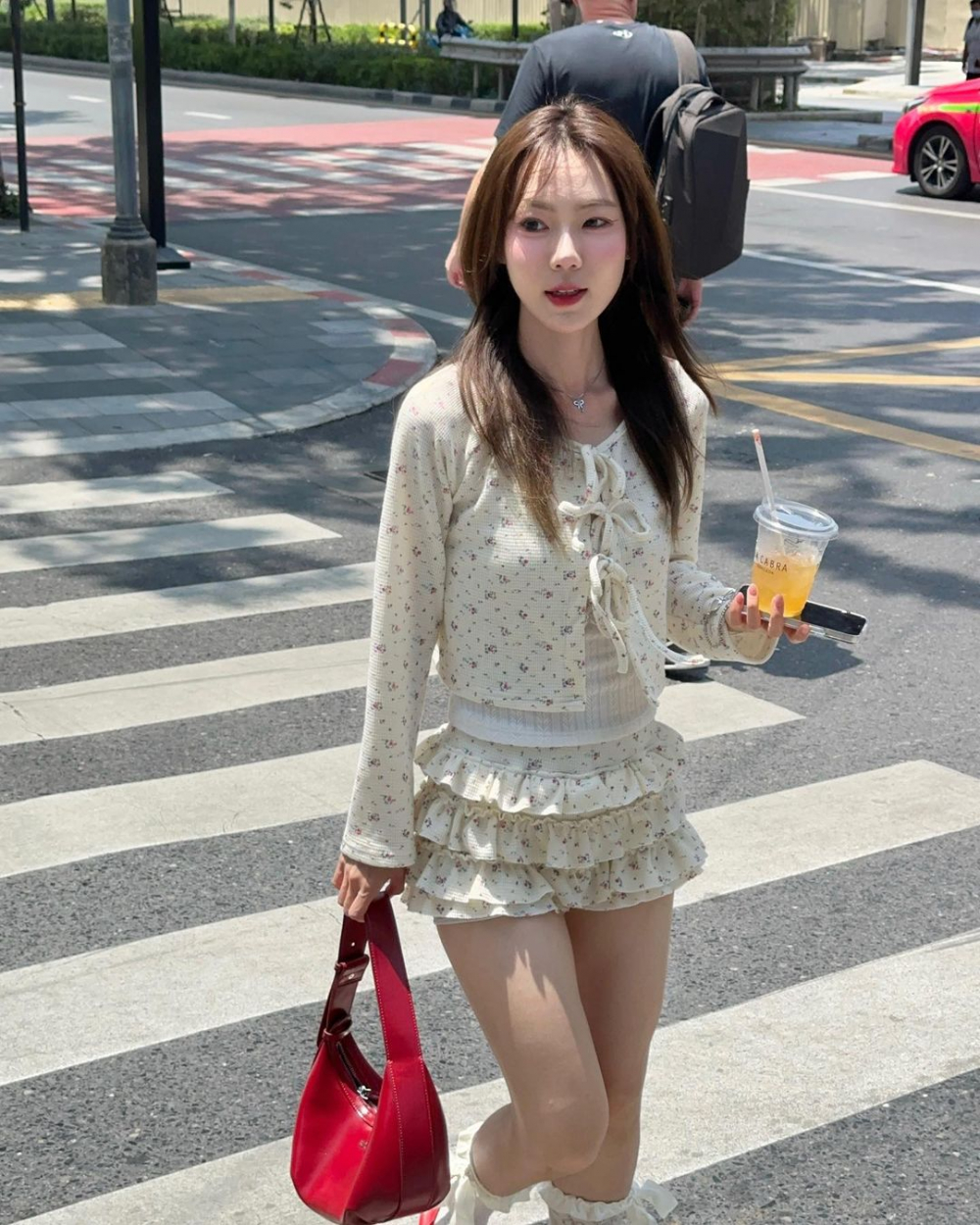Mùa Hè là thời điểm hoàn hảo để thử nghiệm phong cách “mix&match” của chân váy và áo, mang đến sự mới mẻ và tươi tắn cho tủ đồ của bạn. Phong cách này cho phép bạn tự do sáng tạo, kết hợp những món đồ có sẵn để tạo nên những bản phối độc đáo, phản ánh cá tính riêng. 