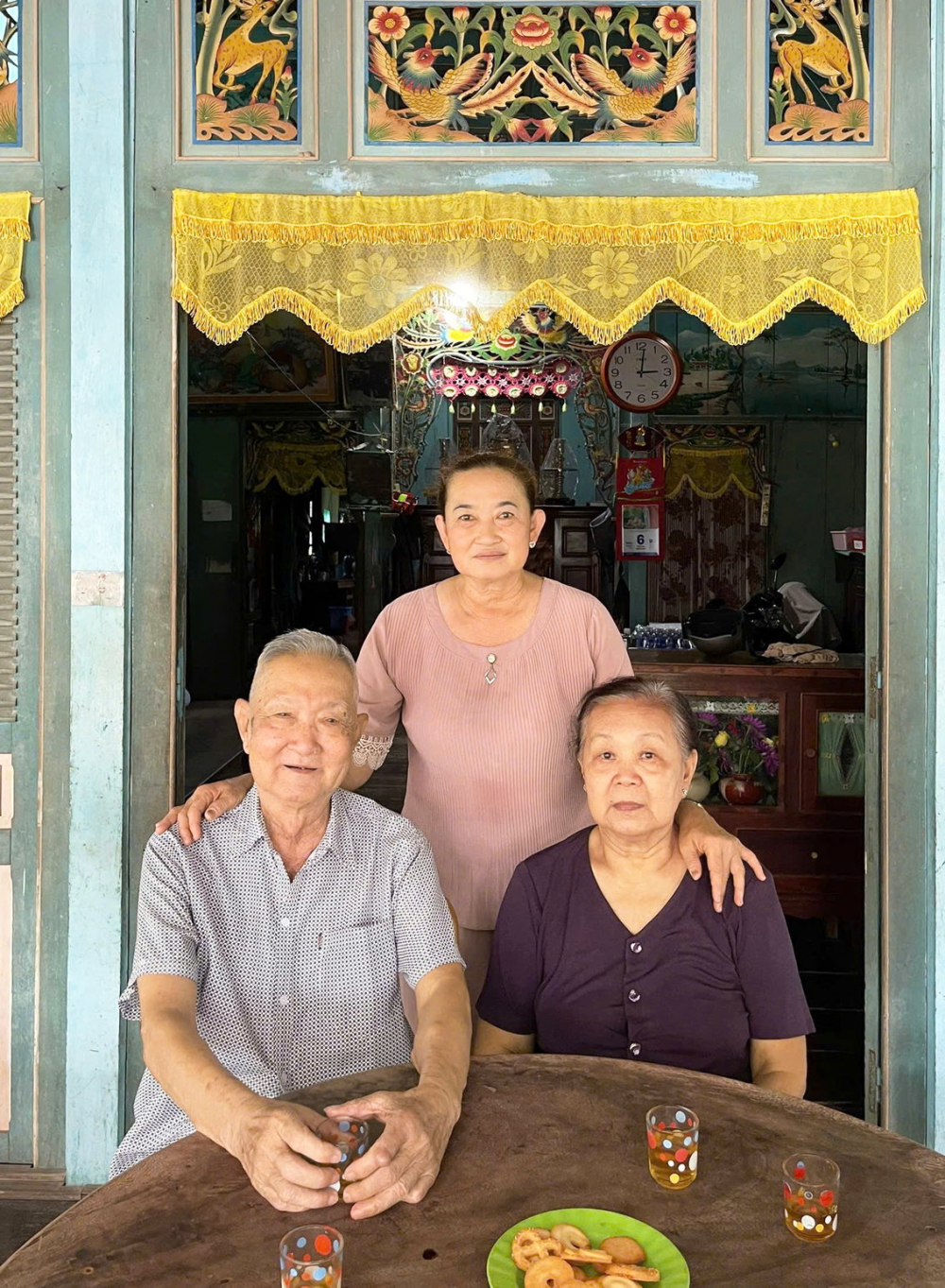 Vợ chồng ông Nhệ với chị Xuyến - người đi cưới vợ cho cha - Ảnh do nhân vật cung cấp