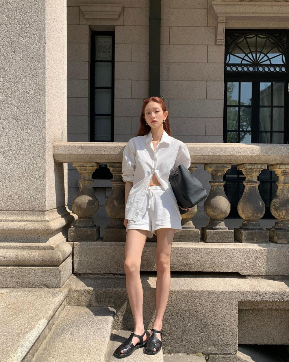 Sự kết hợp giữa áo sơ mi và quần shorts “mix&match” đã chiếm trọn “spotlight” đường phố trong những ngày Hè nắng nóng. Đây là sự phối hợp không chỉ mang lại vẻ ngoài thanh lịch mà còn giữ cho người mặc cảm giác thoải mái và mát mẻ. Áo sơ mi với chất liệu nhẹ nhàng như cotton hay linen, khi kết hợp cùng quần shorts đồng màu, tạo nên một tổng thể hài hòa và tinh tế.