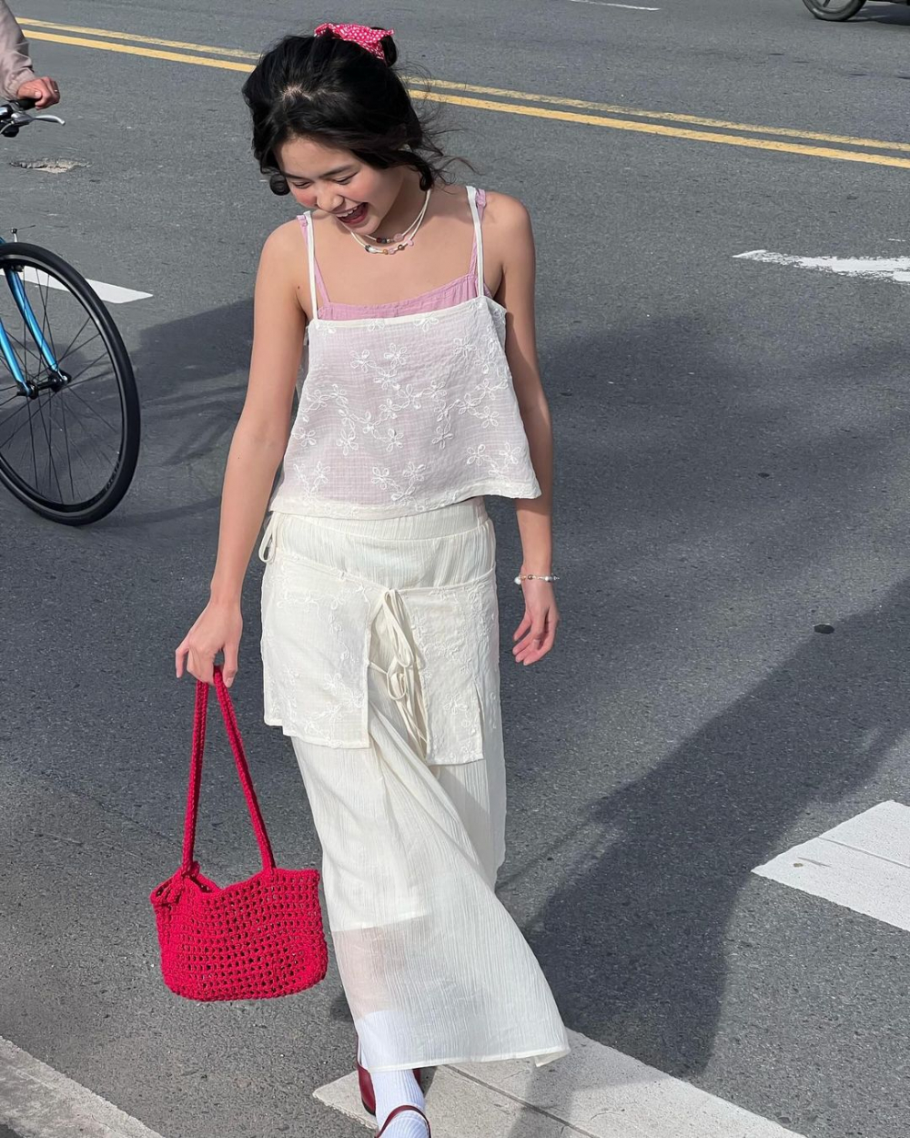 Khi kết hợp các item linen cùng màu, bạn không chỉ tạo nên vẻ ngoài đồng bộ, tinh tế mà còn tôn lên nét thanh lịch, nhẹ nhàng của trang phục. Một set đồ linen “ton-sur-ton” có thể bao gồm áo sơ mi và quần dài hay quần short đồng điệu. Màu trắng, be, xanh nhạt hoặc nâu nhạt là những gam màu lý tưởng để tạo nên set đồ thời thượng. 