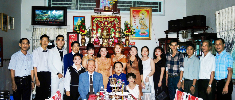 Đại gia đình ông Nhệ - bà Hai trong ngày cưới của cháu ngoại - Ảnh do nhân vật cung cấp