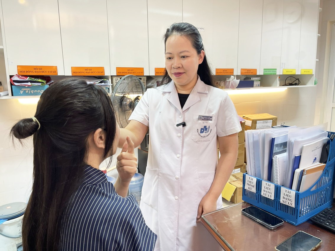 Bác sĩ Vũ Nguyệt Minh khám da cho bệnh nhân