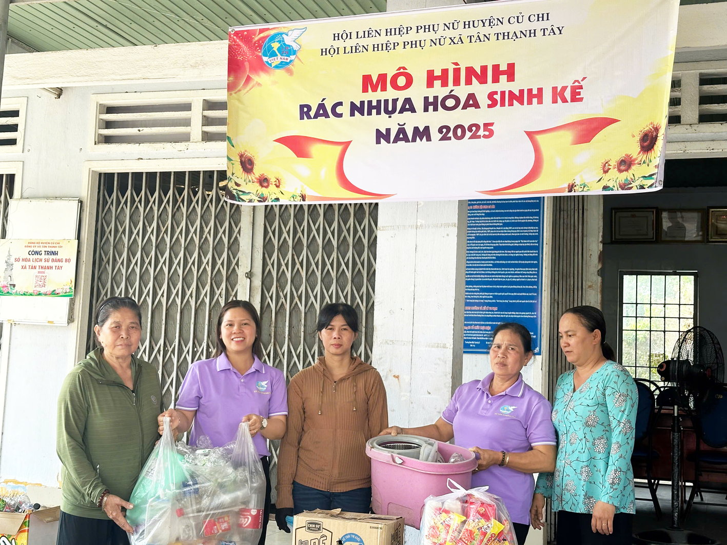 Hội LHPN xã Tân Thạnh Tây thu gom ve chai, rác thải nhựa để bán gây quỹ mua con giống tặng phụ nữ khó khăn