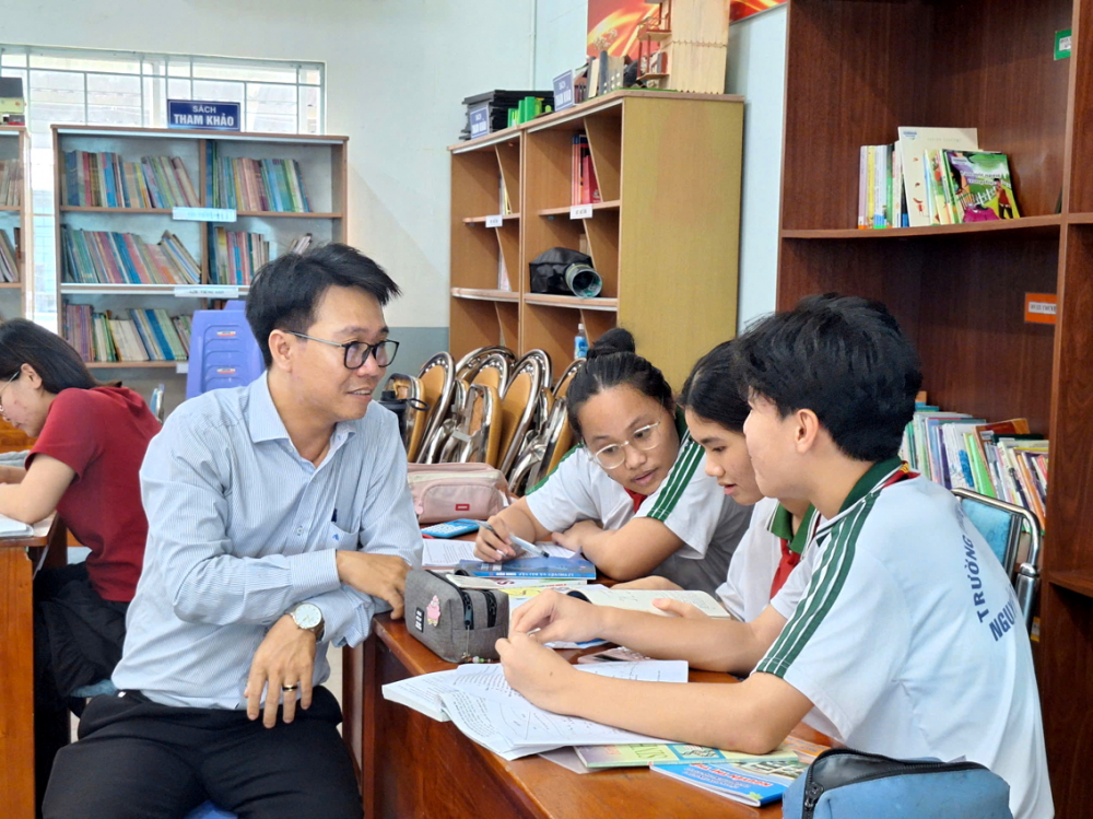 Thầy và trò Trường THCS Nguyễn Thị Thập (quận 7). Ảnh: Trang Thư