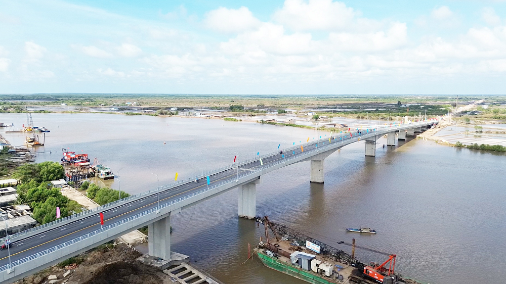 Cầu Gành Hào nối huyện Đông Hải (tỉnh Bạc Liêu) với huyện Đầm Dơi (tỉnh Cà Mau)